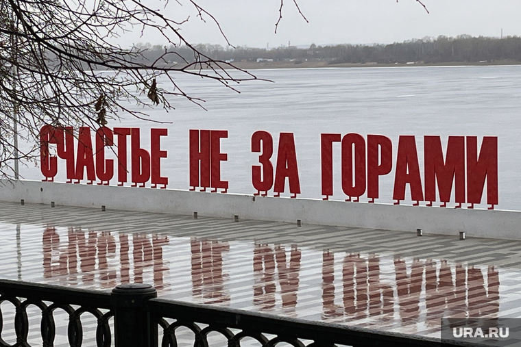 Набережная у Речного вокзала после реконструкции стала еще современнее: здесь обновились причалы и променадная зона, а знаменитое «Счастье не за горами» вновь вернулось на свое законное место