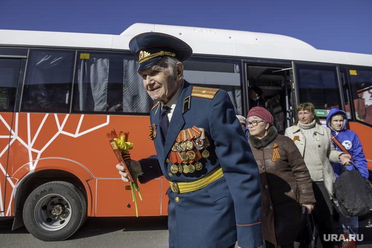 В День Победы пермяки чествовали ветеранов. Главный парад, по традиции, прошел на Октябрьской площади