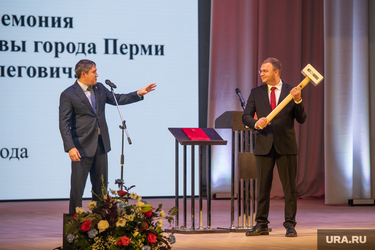 Инаугурация нового мэра Перми Эдуарда Соснина запомнилась необычным подарком, который сделал градоначальнику губернатор Дмитрий Махонин. Соснин получил из рук своего бывшего босса молот, чтобы «выбивать дурь из чиновников»