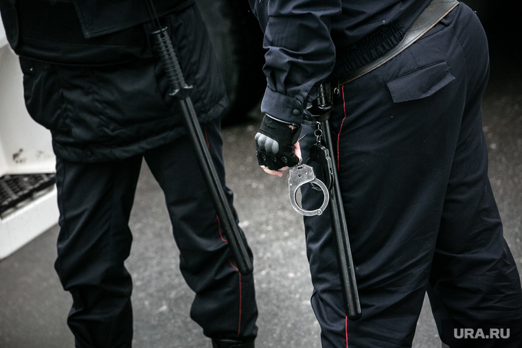 Двух экс-полицейских и тюремщика судят по делу о применении насилия