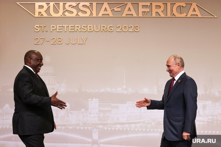 Саммит «Россия-Африка», который прошел в Санкт-Петербурге в июле 2023 года, стал крупнейшим международным мероприятием. На него приехали лидеры 17 африканских государств. В общей сложности в Россию приехали представители 49 стран Черного континента. Президент ЮАР Сирил Рамафоза (в июне он был в составе миротворческой группы) стал добрым другом президента Владимира Путина. Помимо двусторонних отношений Россию и ЮАР объединяет участие в крупнейшем экономическом объединении — БРИКС, которое уже 1 января 2024 года расширится до 11 государств-членов. А РФ станет его председателем.
