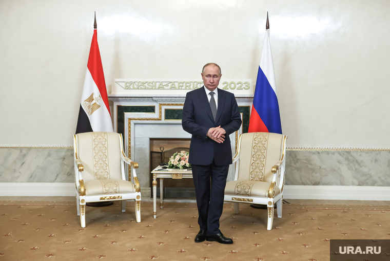 Непростой 2023 год закончился. Президенту Владимиру Путину вновь пришлось принимать непростые решения, развивать старые и налаживать новые связи. Впереди — 2024 год: год президентских выборов, в которых Путин вновь будет участвовать, и год больших надежд большой страны.