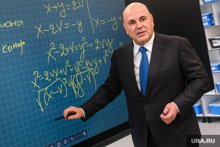 Кто-то загадывает детям загадки, а премьер Михаил Мишустин при каждой встрече со школьниками задает им задачки. И каждый раз все новые, и все интереснее. Найти решение сразу удается не каждому, но Мишустин и не требует этого от юных математиков: лучше хорошо подумать и найти правильный ответ.
