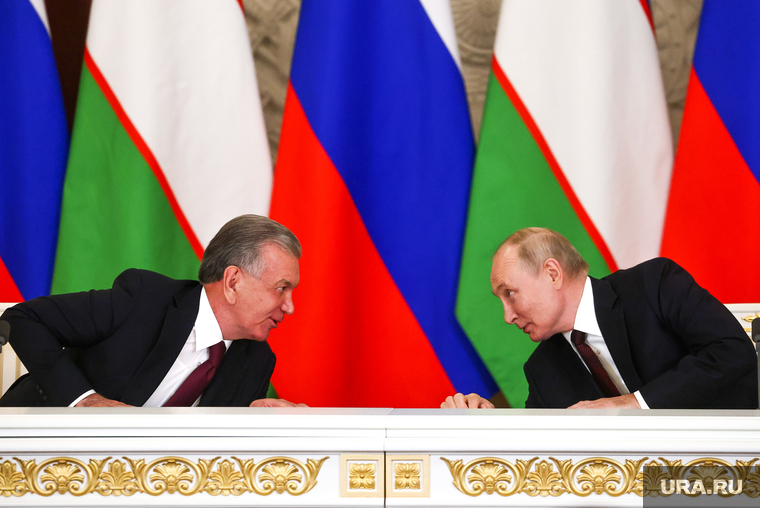 Один из важных газовых проектов — тройственный союз России, Казахстана и Узбекистана. Осенью 2023 года российский природный газ через территорию Казахстана по трубопроводу стал поступать в Узбекистан. Президент страны Шавкат Мирзиеев (слева) тем самым добился повышения стабильности энергосистемы своей страны.