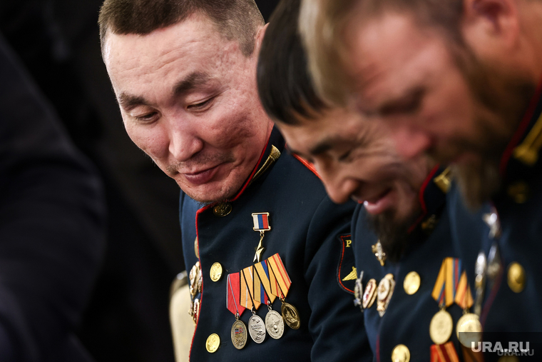 Экипаж танка Т-80 «Алеша» стал настоящей легендой спецоперации. В июне в одном бою танкисты уничтожили два танка Т-72Б и восемь бронемашин. За этот подвиг Алексей Неутроев и Филипп Евсеев удостоены звания Героя России, а командир танкового взвода Александр Леваков (на фото — ближний) — звания Героя России, Героя ДНР и Героя Приморского края. Звезды танкистам в день победы на Курской дуге вручал лично президент Владимир Путин, а после они несколько часов общались за чашкой чая в Кремле.
