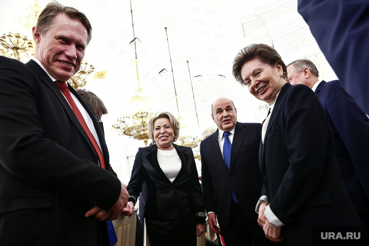Глава ХМАО Наталья Комарова (справа) с 2019 года остается единственной женщиной-губернатором в России. И этим она успешно пользуется. На итоговом Госсовете она пообщалась не только с коллегами по губернаторскому корпусу, но и оказалась в компании первых лиц — Валентины Матвиенко и Михаила Мишустина, а еще и министра здравоохранения Михаила Мурашко.