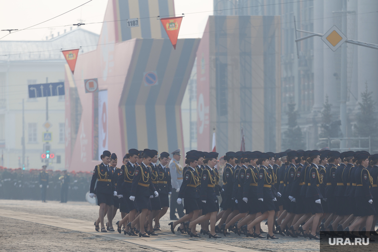 К началу мая лесные пожары охватили и окрестности Екатеринбурга. Парад Победы проходил в условиях едкого смога
