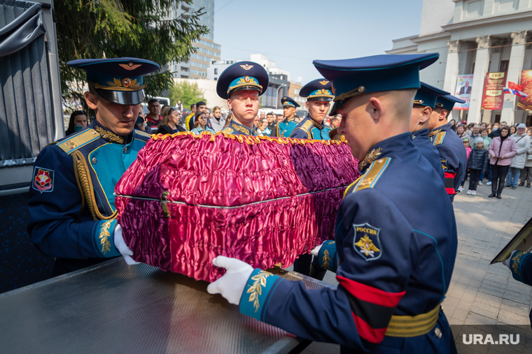 Также в мае в Екатеринбурге простились с тренером волейбольной «Уралочки» Денисом Ефановым, погибшим в зоне спецоперации РФ на Украине