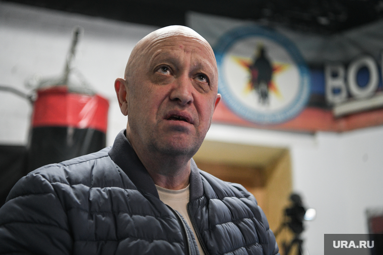 30 мая в Екатеринбург внезапно приехал глава ЧВК «Вагнер» Евгений Пригожин — в рамках своего турне по России. В конце 2022-го он заочно конфликтовал с Орловым, а в феврале у него была публичная перепалка с Куйвашевым. Обе истории Пригожин, вспомнил, общаясь с журналистами. Причем сделал это так, что Орлову снова пришлось реагировать (по согласованию с Куйвашевым)