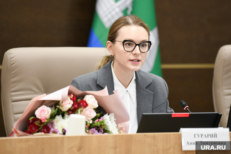 А спикером — неожиданно для всех — стала 33-летняя Анна Гурарий, декан УрФУ. Ее назначение затянулось на месяц, до 13 октября