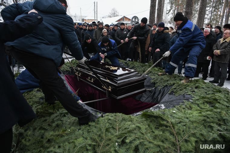 Гроб чуть не уронили