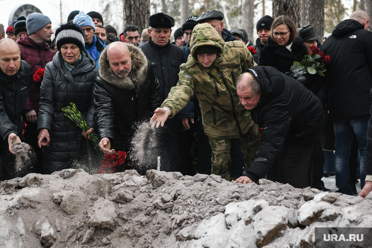 На кладбище из клуба приехали не все…