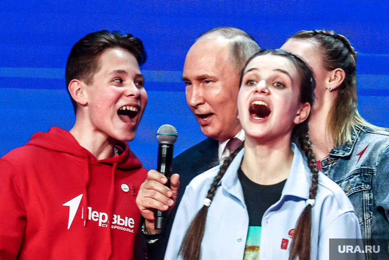 Владимир Путин спел с участниками движения гимн России Фото: Владимир Андреев © URA.RU?