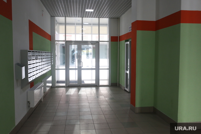 Дети стояли в предбаннике подъезда, когда в стекло постучали двое мужчин