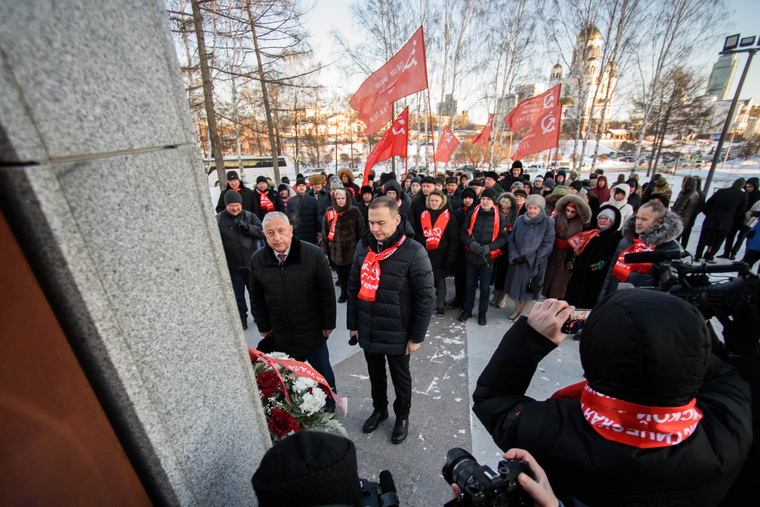 В рамках программы в Екатеринбурге Харитонов возложил цветы к стеле трудовой славы
