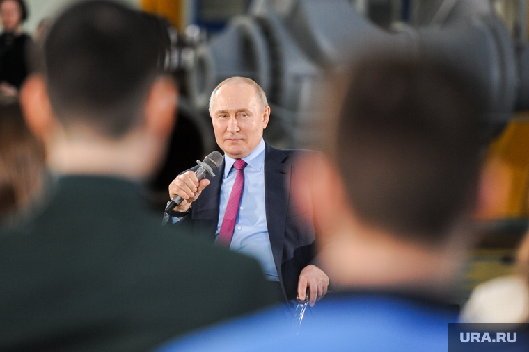 В разговоре с рабочими «Уралвагонзавода» Путин отметил, что о дополнительных мерах поддержки семей будет озвучено в ходе послания к Федеральному Собранию
