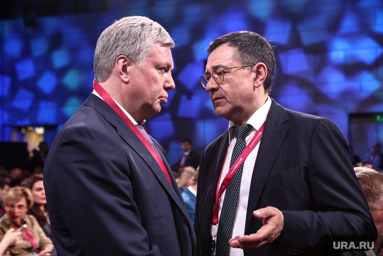 Обсудить сильные идеи для нового времени в Москву приехали некоторые главы регионов, в том числе губернатор Ульяновской области Алексей Русских (слева)