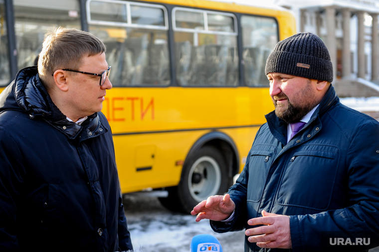 Евгений Ваганов (справа) покажет Алексею Текслеру (слева) новый ФОК