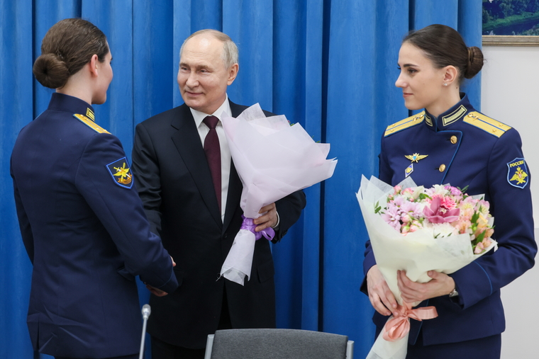 Женщина в погонах остается прежде всего женщиной: цветы от Верховного накануне 8 Марта — каждой