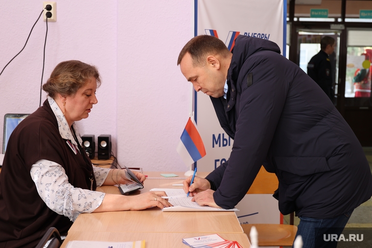 Губернатор Вадим Шумков отдал свой голос на избирательном участке 15 марта