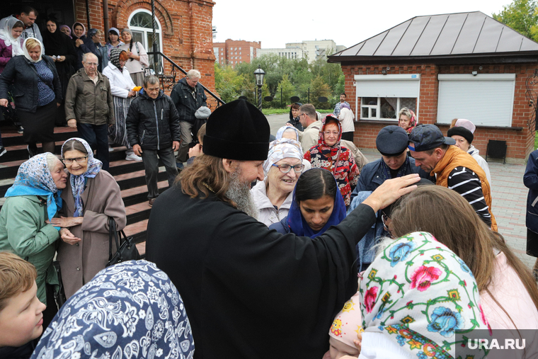 Митрополит Курганский и Белозерский Даниил встречается с паломниками и часто общается с прихожанами