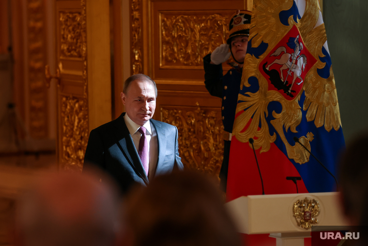 Владимир Путин вошел в Андреевский зал и без каких-либо бумажных заготовок выразил свою благодарность всем, кто рядом с ним
