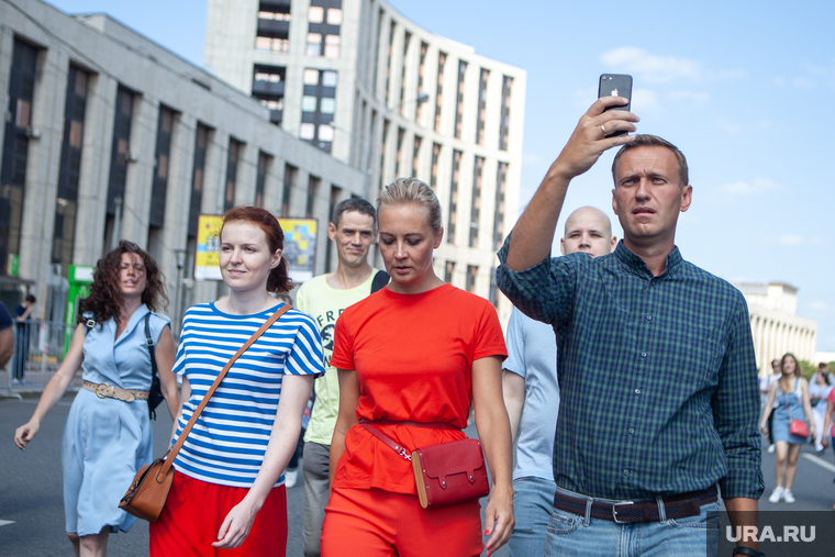 Эксперты не верят, что Юлия Навальная (в красном) сможет возглавить российскую несистемную оппозицию, как и ее муж