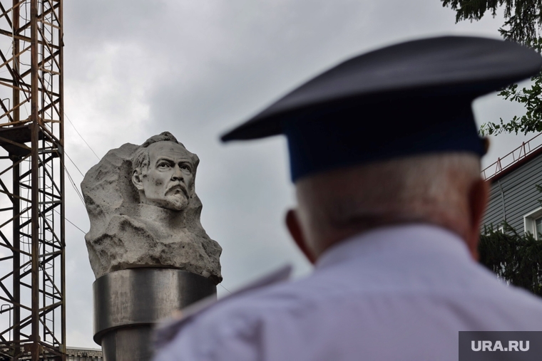Памятник Дзержинскому просят покрасить