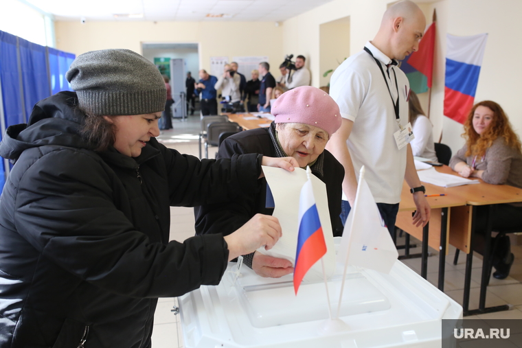 Россияне приходили голосовать семьями