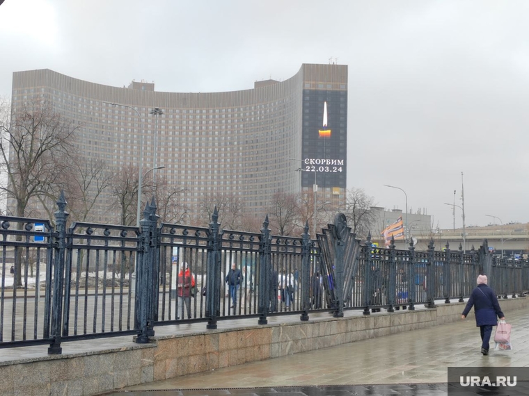 По всей Москве сегодня размещены траурные билборды