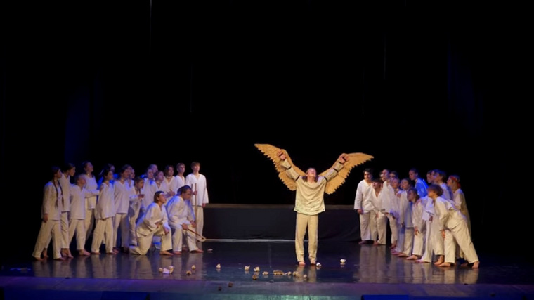 Спектакль пермских артистов связан со стихотворением «Баллада о крыльях» Роберта Рождественского