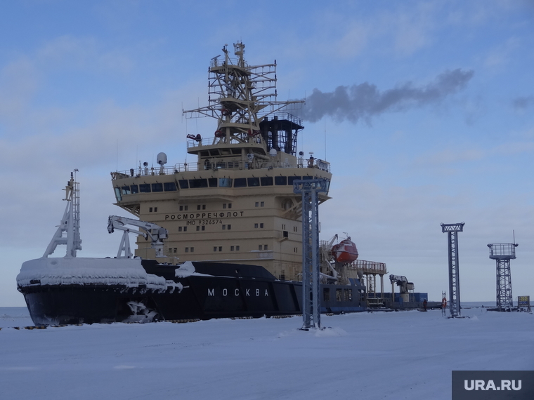 Ледокол «Москва» на стоянке в арктическом морском порту поселка Сабетта — одной из точек Северного морского пути.