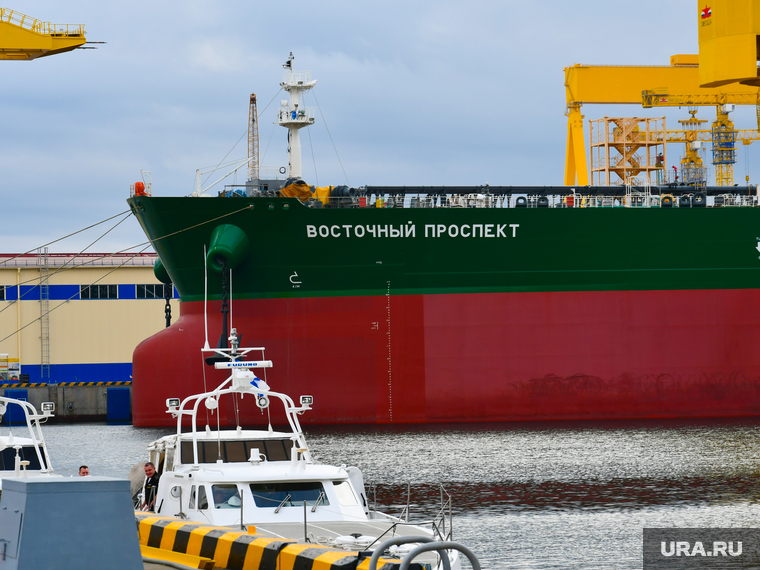 Новый морской танкер «Восточный проспект» перед спуском на судоверфи «Звезда» в городе Большой Камень.