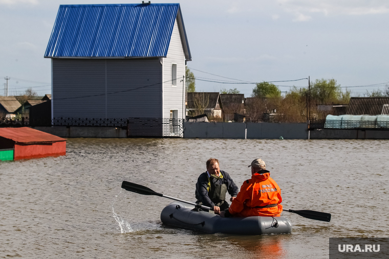Жители дачного поселка Серебрянки во время наводнения в 2017 году могли передвигаться только на лодках