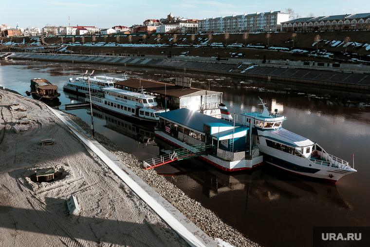 Современное фото обмелевшей реки Туры, где сейчас стоят баржи и корабли. В 1979 году они ушли под воду почти полностью