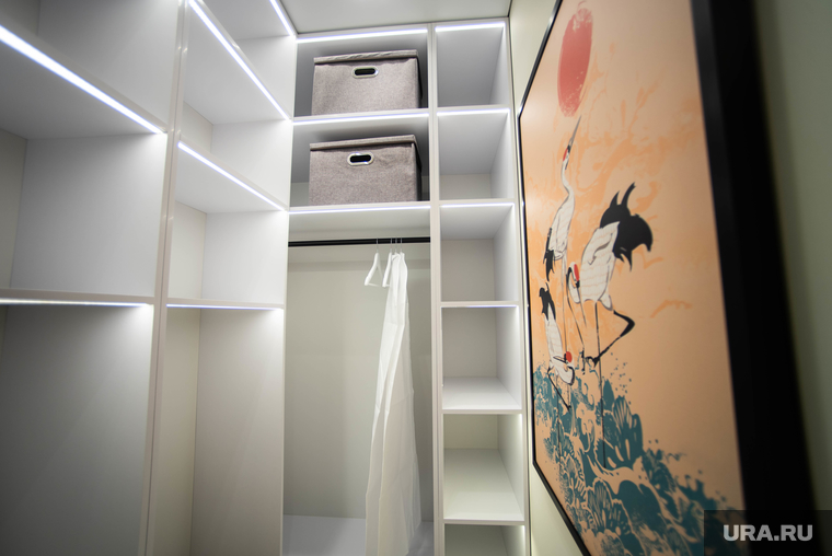 Высокие потолки позволяют поставить в гардеробной комнате большой стеллаж для одежды