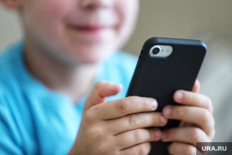 Сейчас трудно представить ребенка без смартфона в руках, настолько технологии вошли в современное общество.