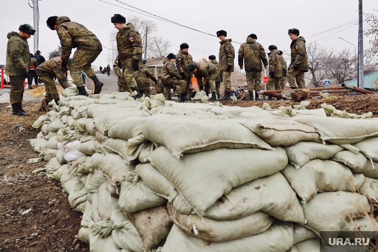 В укреплении дамб оперативным службам и МЧС помогают солдаты Минобороны РФ.