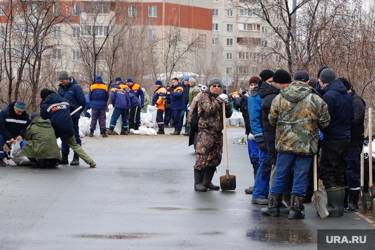 Работа по укреплению защиты от паводка продолжается в разных районах Кургана