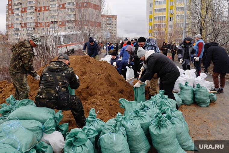 К сотрудникам МЧС, администрации города и волонтерам предприятий Кургана вышли на помощь жители многоквартирных домов