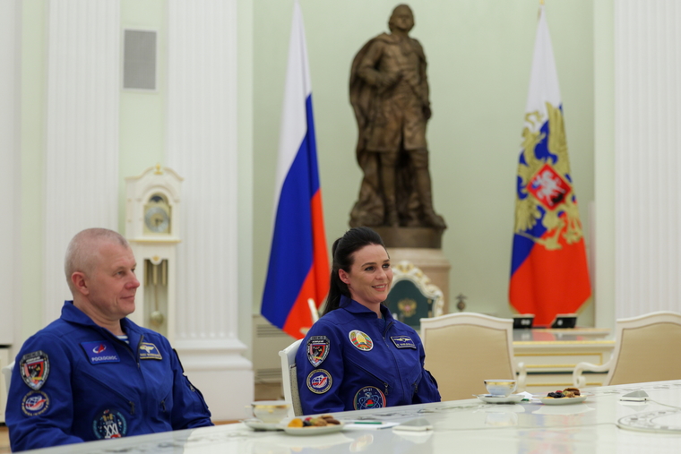 Для космонавтом Олега Новицкого и Марины Василевской сегодняшний день стал двойным праздником: День космонавтики и встреча с лидерами двух стран в Кремле
