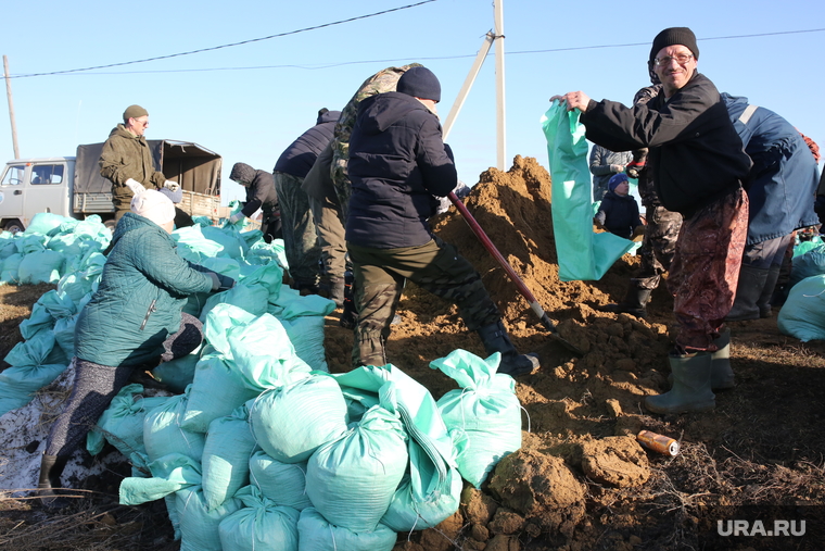Дамбу в селе Казанское помогают укреплять жители соседних сел и деревень