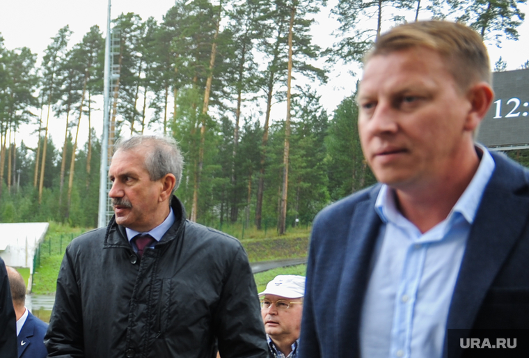 Михаила Азаматова (справа) подвела дырка в стене