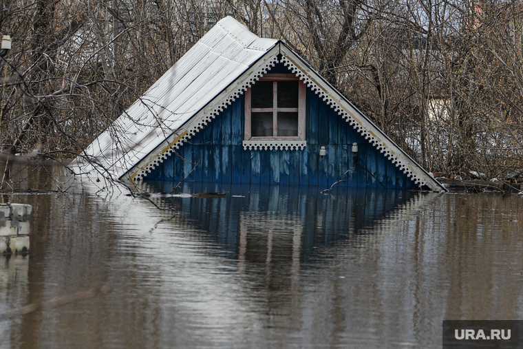 Когда большой водой сносит гидропосты уровень измеряют по отметкам в затопленных домах после половодья