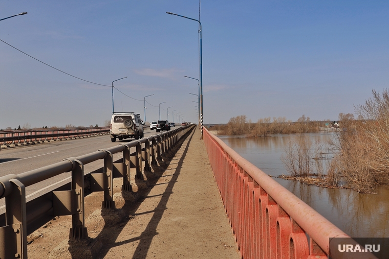 Часто водомерные рейки крепят к мостам и на набережных