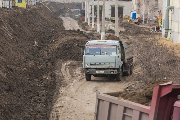 Сотрудники СУЭНКО, «Водного Союза» и СУЭС возводили полутораметровую насыпь в круглосуточном режиме