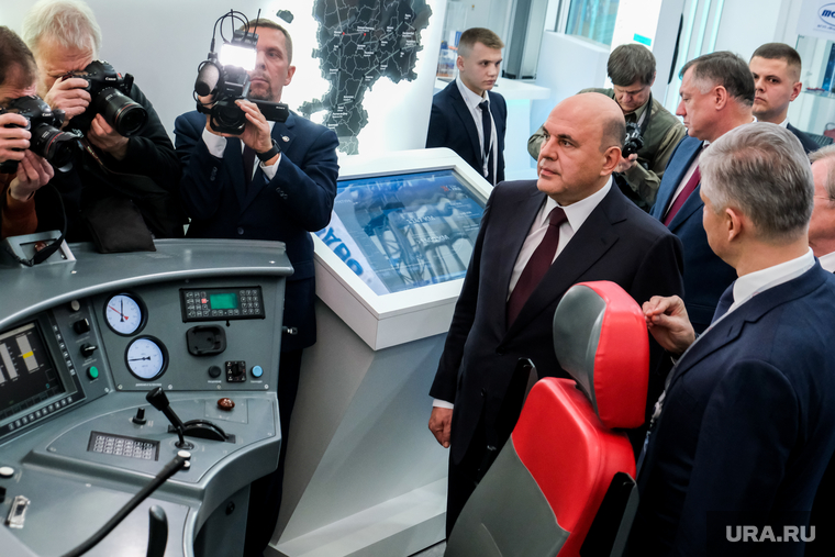 Мишустин осматривает пульт управления нового локомотива