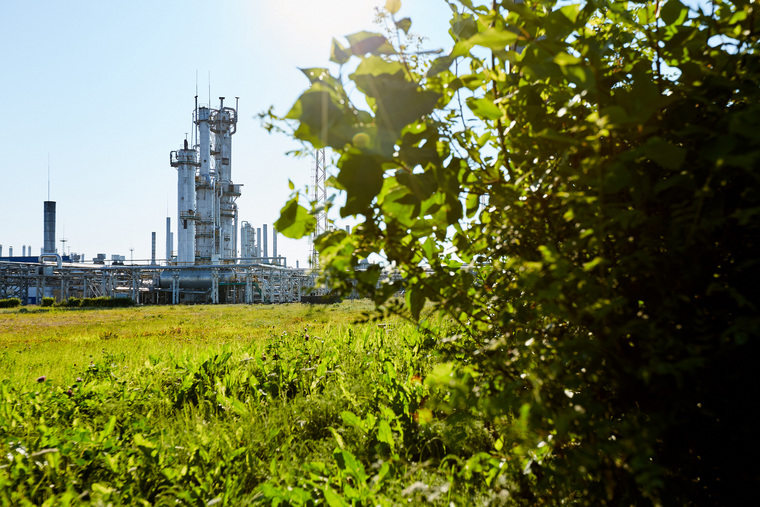 Заводы «СибурТюменьГаза» занимаются тем, что перерабатывают попутный нефтяной газ и производят сырье для изготовления широкой гаммы полимеров