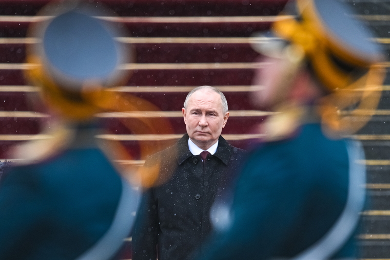 Владимир Путин стоял под дождем без зонта, пока Президентский полк шел приветственным маршем