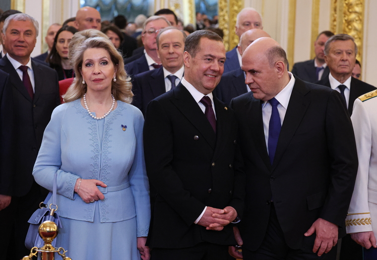 Два премьера (Дмитрий Медведев — бывший, Михаил Мишустин на момент инаугурации действующий) стояли рядом